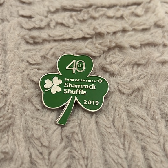 Shamrock Shuffle Bank of America shamrock pin - Picture 2 of 13